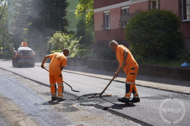 Kézi és gépi erővel dolgozták el az aszfaltot.