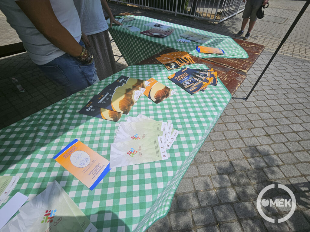 Kiadványok, szórólapok sorakoznak az asztalon
