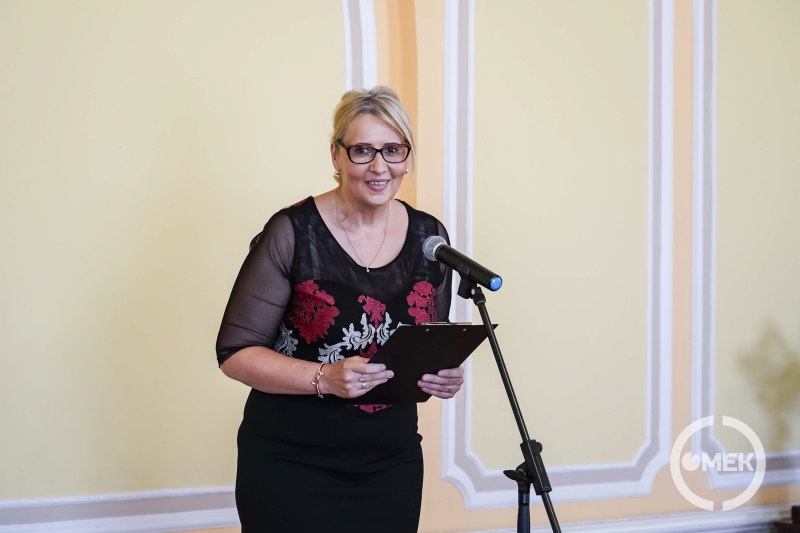 Köszönti a kollégákat és vendégeket Juhász Tamásné, az Ózdi Városi Óvodák igazgatója.
