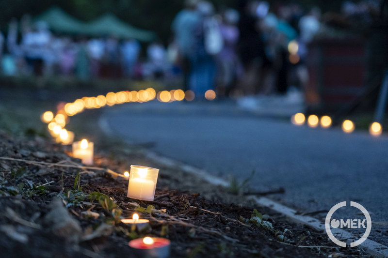 Közeli kép a mécsesekről.