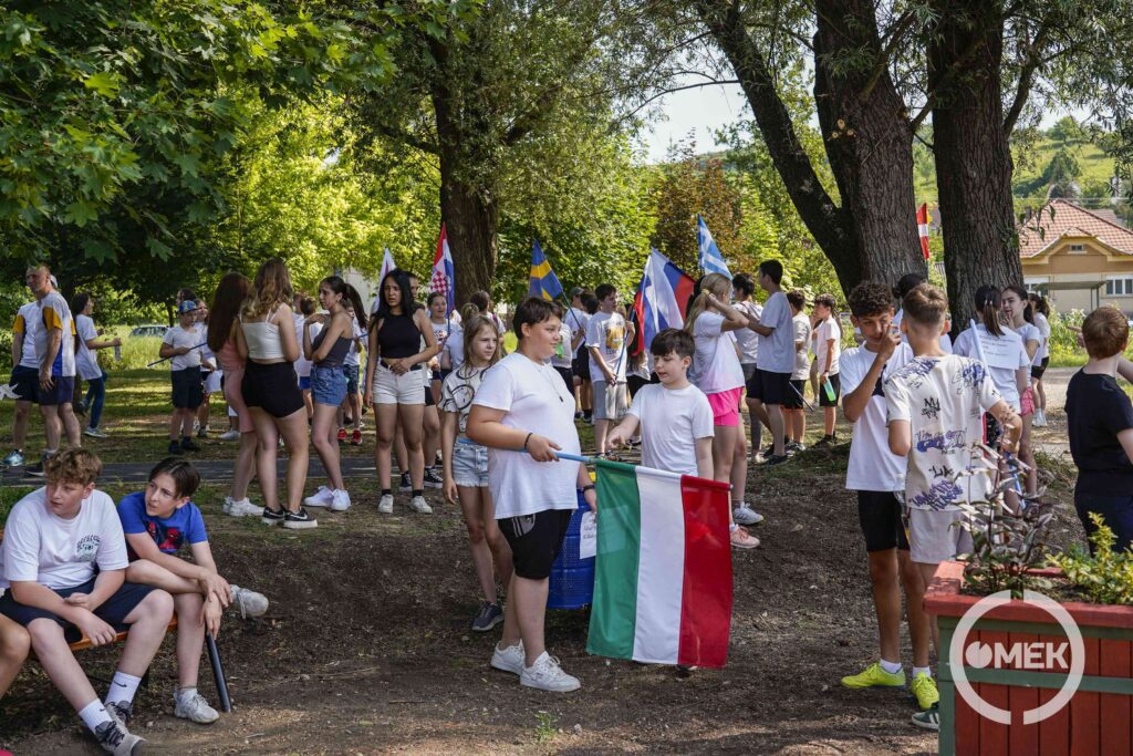 Különböző országok zászlóival a kezükben gyülekeztek a fiatalok a parton.