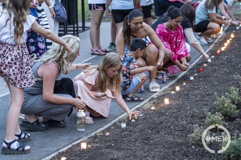 Leteszi a mécsest az egyik kislány.
