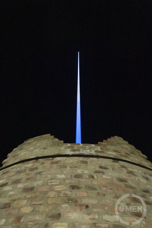 Lézerfény hatol az égbe a kéményből.