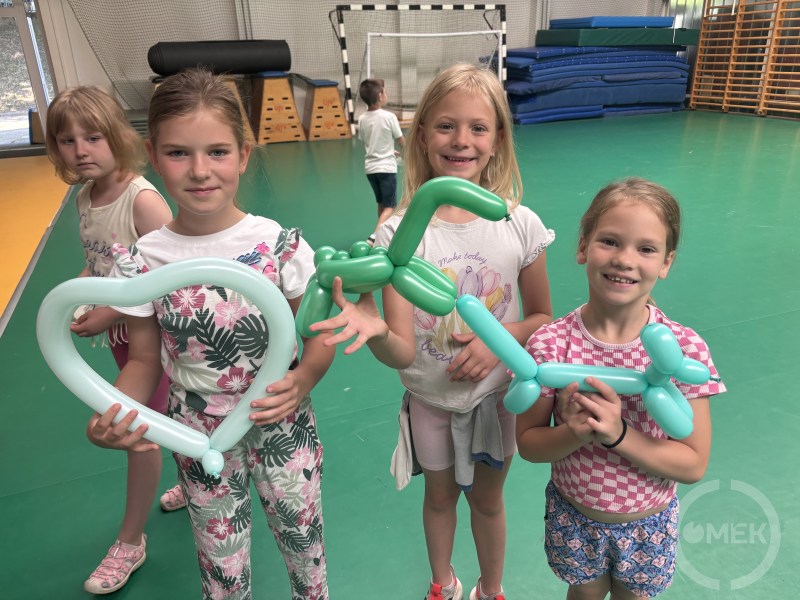 Lufiból készült figurákat tartanak diákok a kezükben. Bohóc látogatta meg a legkisebbeket.