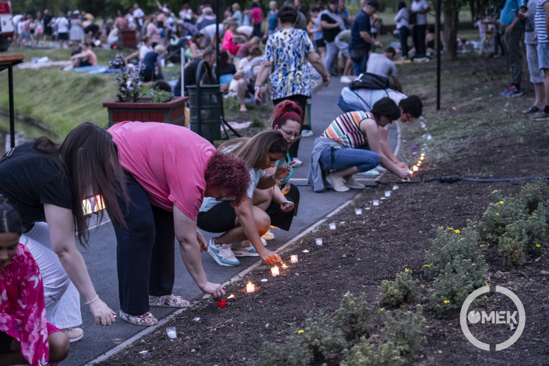 Mécseseket gyújtanak az emberek.