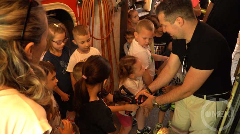 Megnézték a tűzoltáshoz szükséges eszközöket a gyerekek.