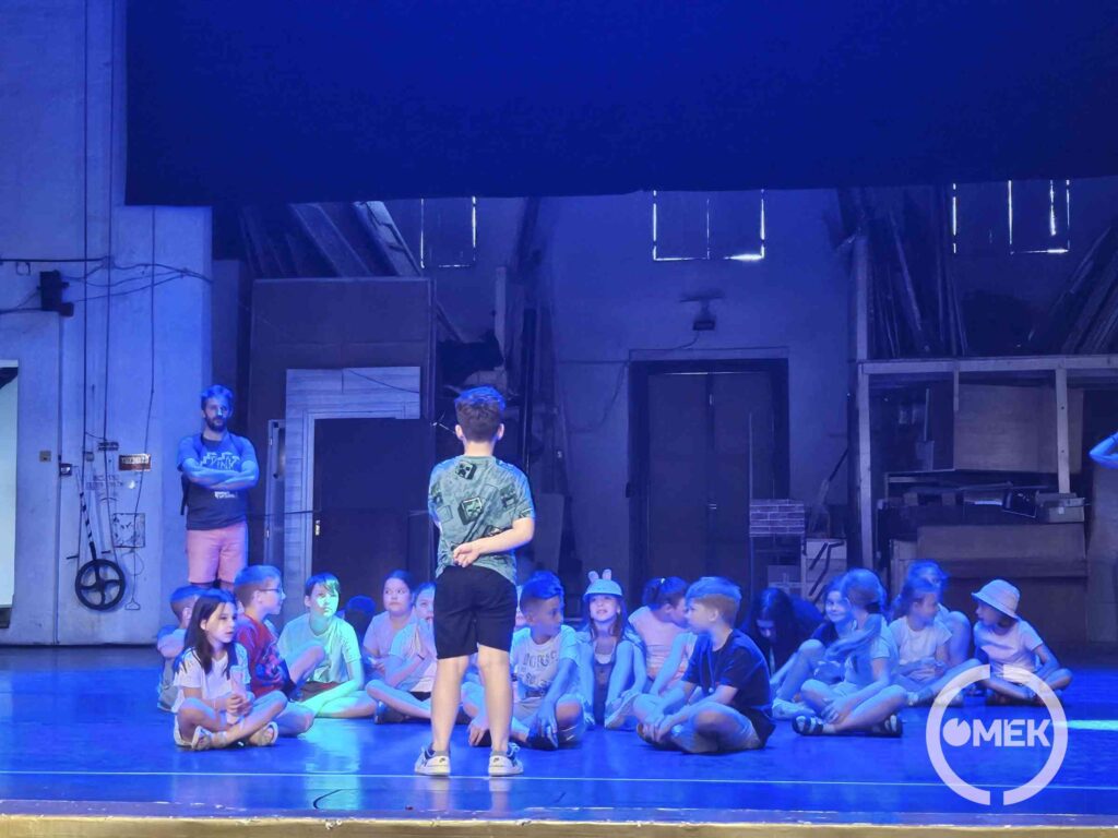 Mikrofonpróba a színpadon.