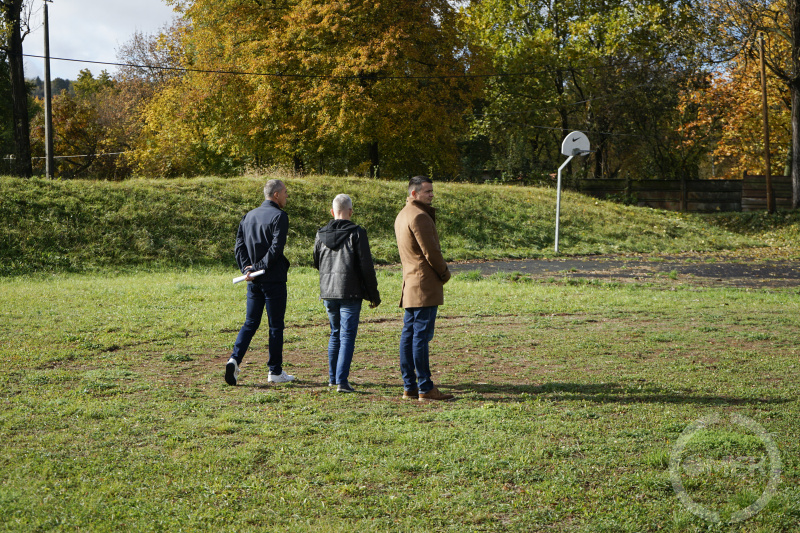 Nagy-Mengyi Péter, Szaka Attila és Janiczak Dávid az extrém sportpálya új helyét nézik.