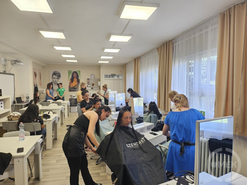 Nyolc rászoruló hölgy kap új frizurát a Gábor Áron felnőtt fodrász hallgatóitól.