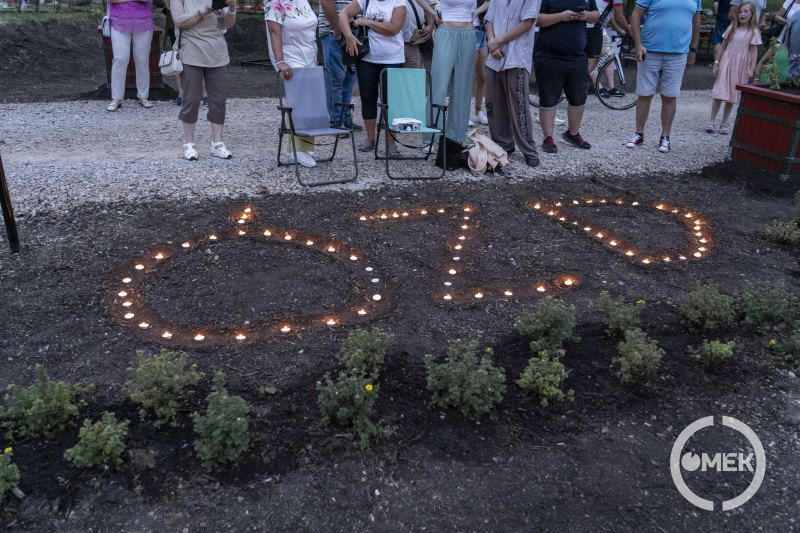 Ózd felirat mécsesekből.