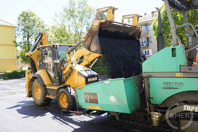 Pakolják a finisherbe a meleg aszfaltot.