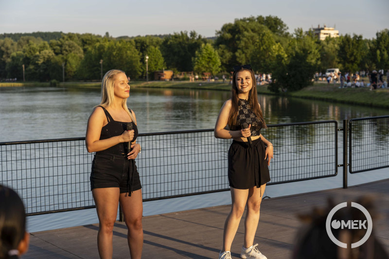 Papp Franciska és Rási Zorka énekel.