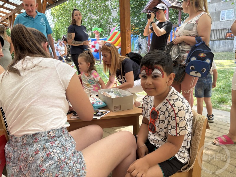 Pókember arcfestés készül ennek a kisfiúnak.
