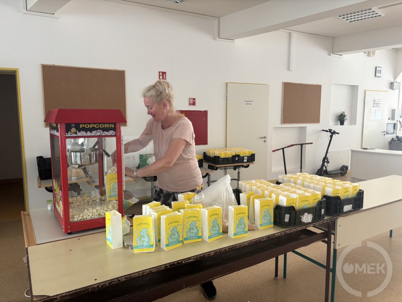 Popcornos stand is várta a gyerekeket.