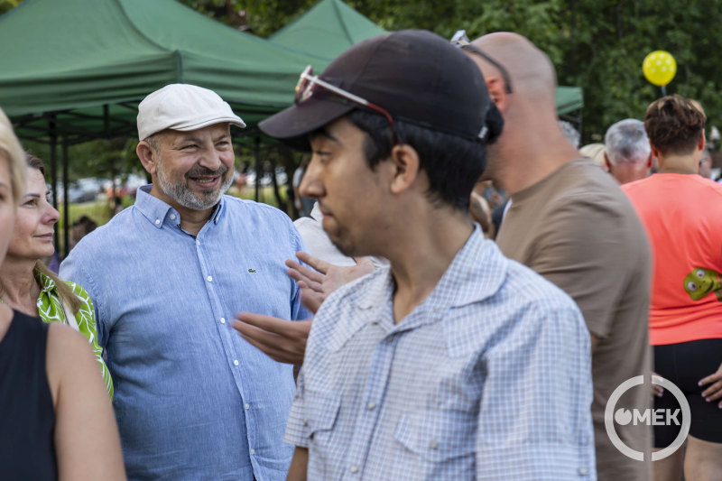 Résztvevők a tóparton.