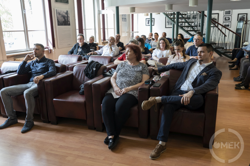 Sokan eljöttek a szakmai megbeszélésre.