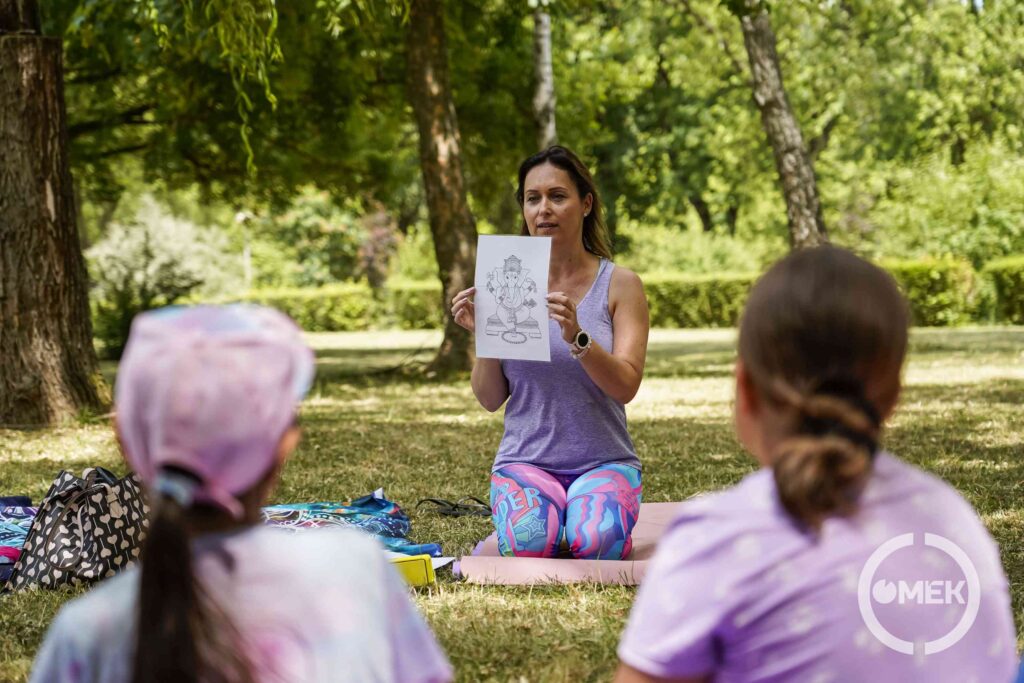 Szabó Henriett jógaoktató mesél a gyerekeknek.