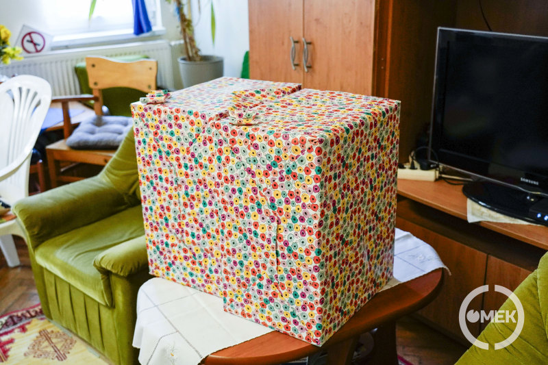 Színes csomagolásban érkeztek meg a dobozok a Szent István úti idősotthonba.