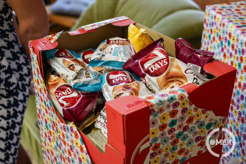 Színes csomagolópapírral díszített dobozban érkezett az édesség.