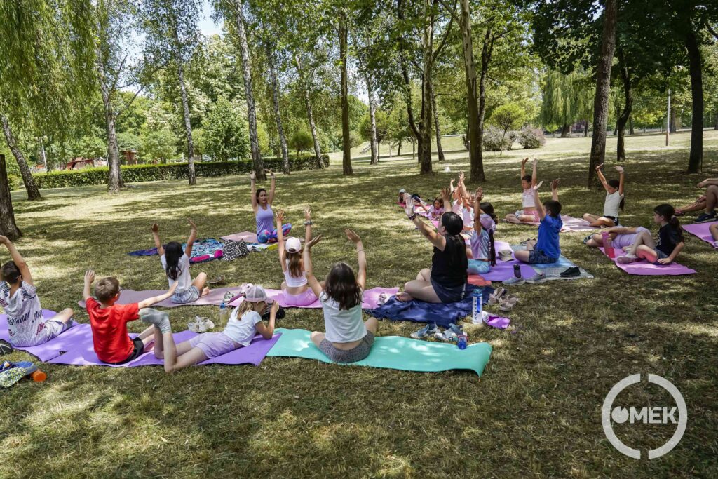 Táborozók jógáznak az Ifjúsági Parkban.