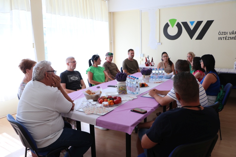 Távoli kép a város és a Virágos Magyarország verseny delegációjáról.