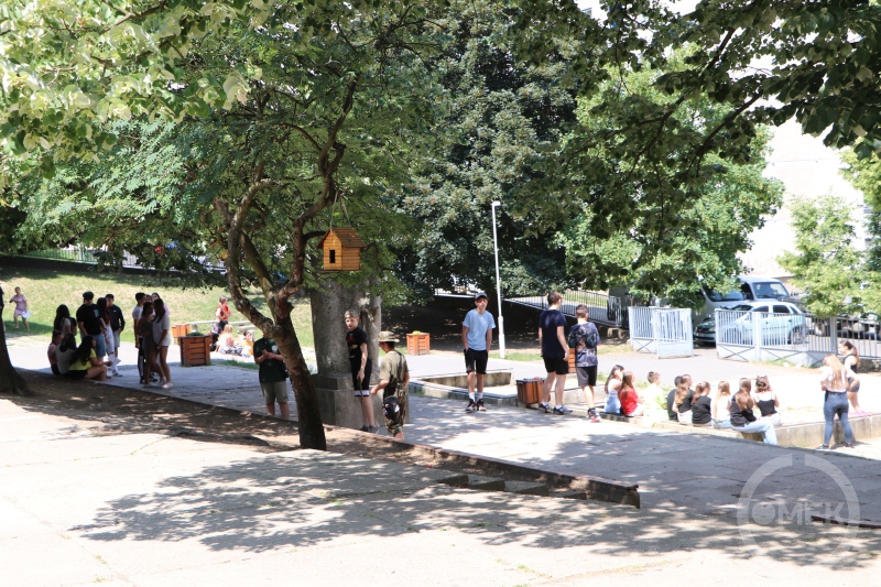 Távoli kép az udvaron lévő diákokról.