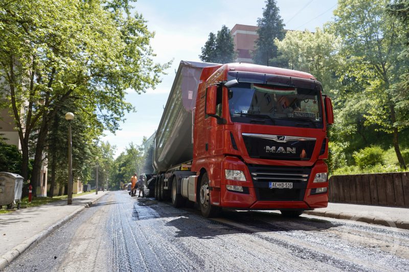 Több kamionnyi aszfalt érkezett.