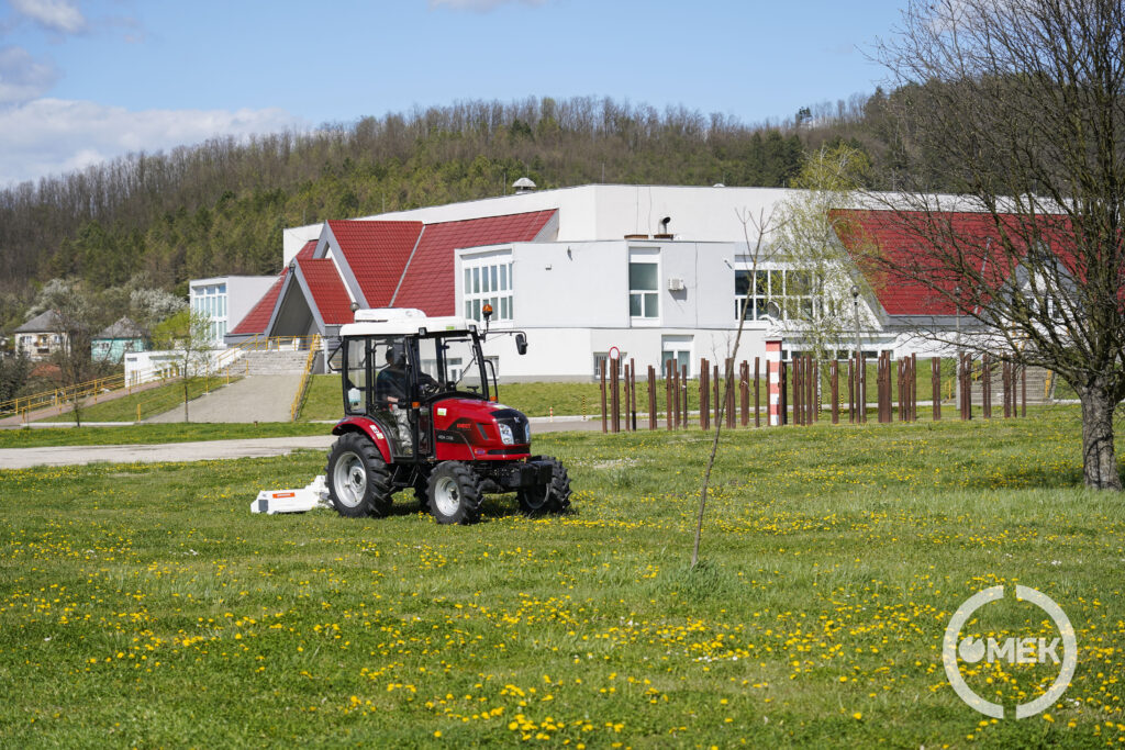 Traktorral vágja a füvet az ÓVI egyik dolgozója.