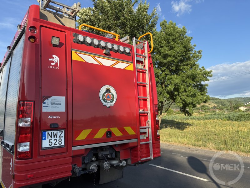 Tűzoltóautó a helyszínen.