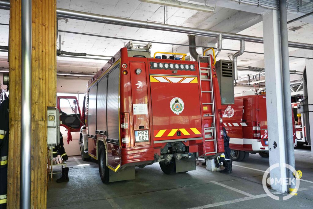 Tűzoltóautó parkol a garázsban.