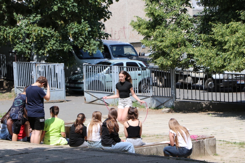 Ugrókötél verseny az udvaron.