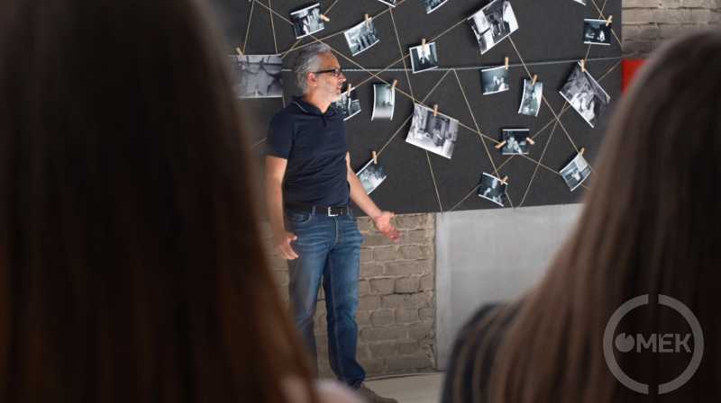 Varga István fotográfus, oktató nyitotta meg a kiállítást.