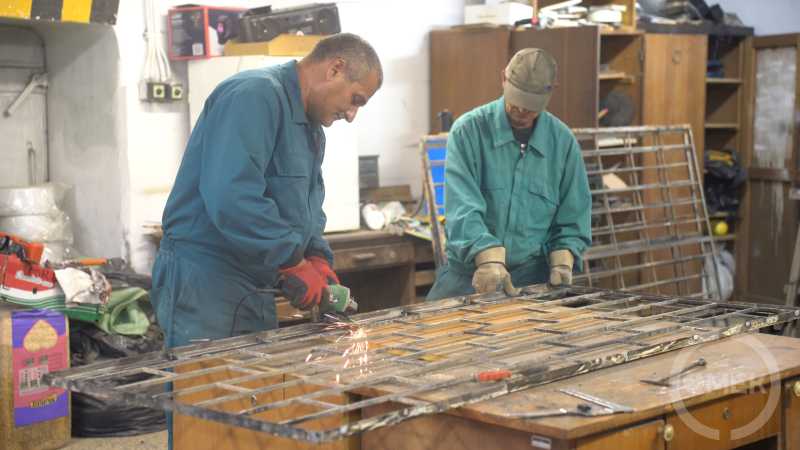 A fémrácsot újítják fel a szakemberek.