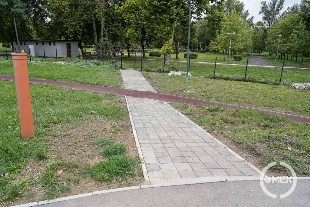 A rekortán futópályán is áthalad a járda.