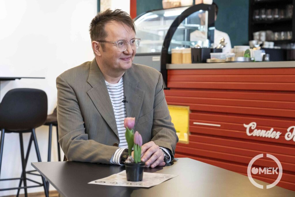 Bukovinszky Zsolt műsorvezető készül a beszélgetésre.