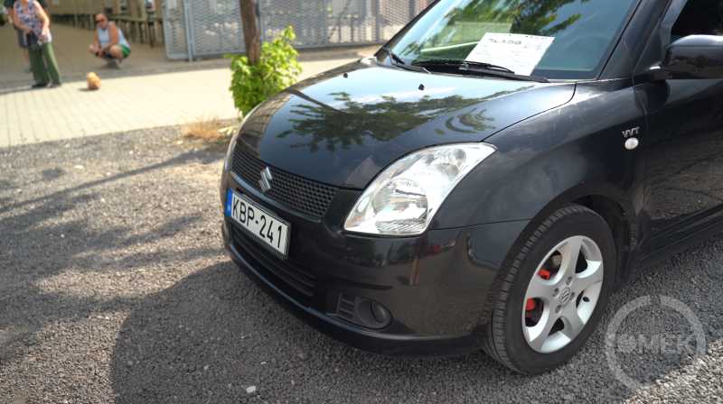 Eladó tábla is volt kirakva az autókra.