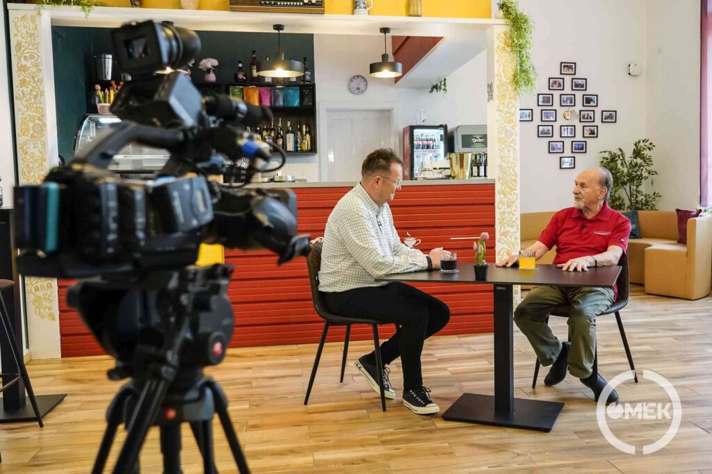 Forognak a kamerák, készül a felvétel.