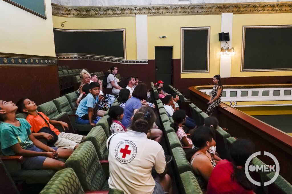 Gyerekek a színházteremben.