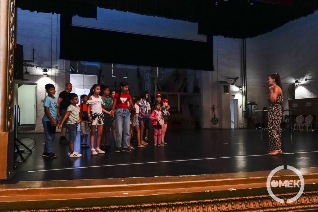 Gyerekek a színpadon.