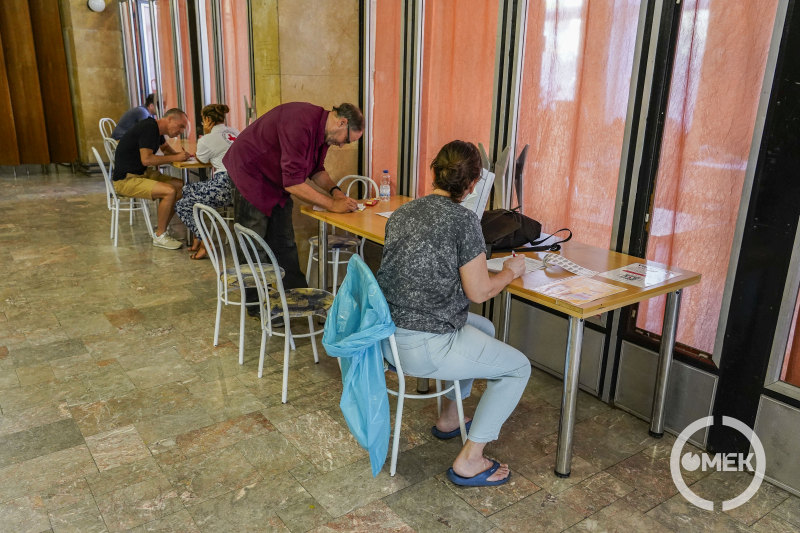 Kitöltik az adatlapot a vért adni szándékozók.