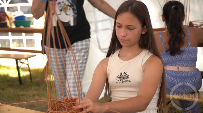 Kosarat fon az egyik táborozó.