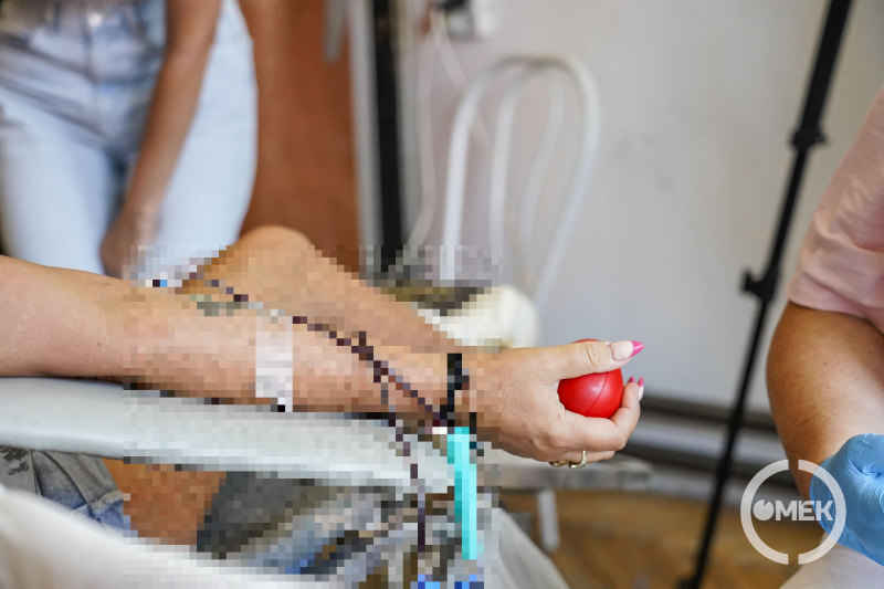 Közeli kép egy kézről.