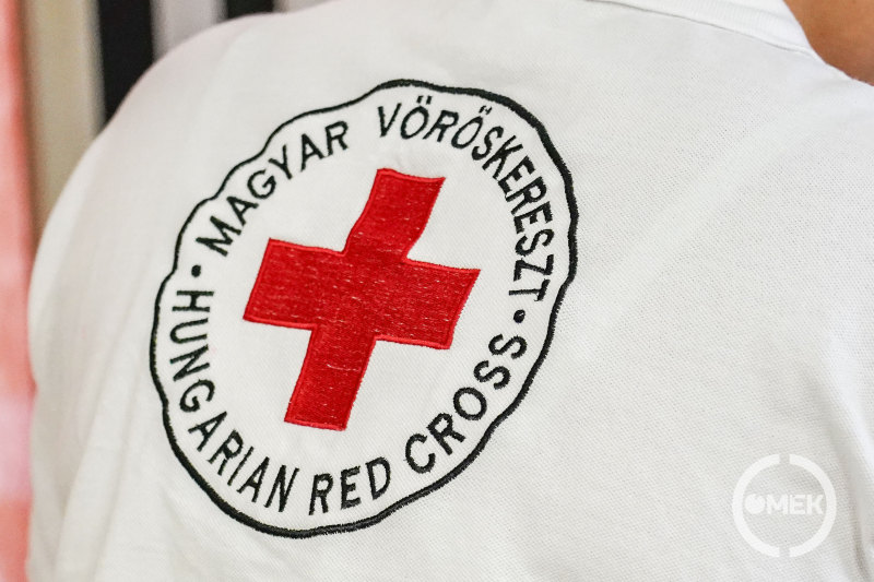Magyar Vöröskereszt felirat a pólón.