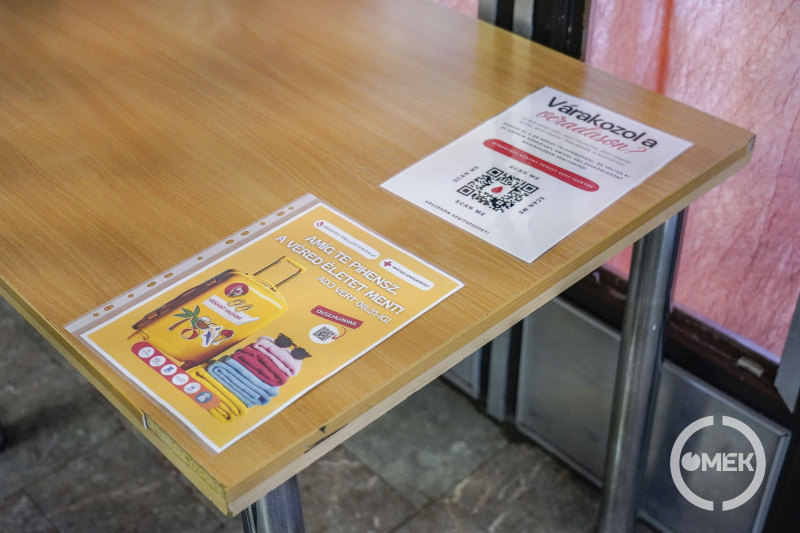 Papírok az asztalon.