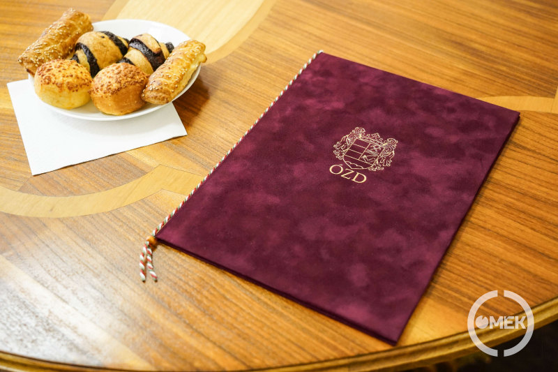 Polgármesteri dícséret az asztalon.