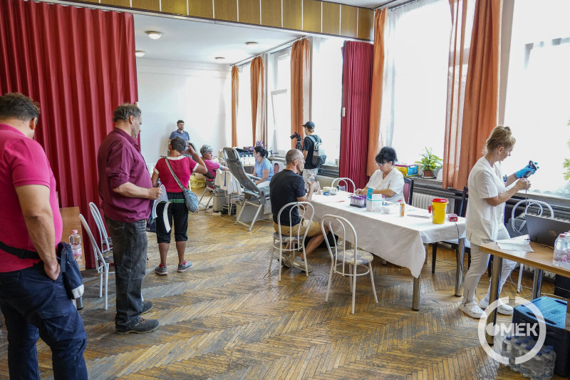 Sokan várakoztak, hogy vért adhassanak.