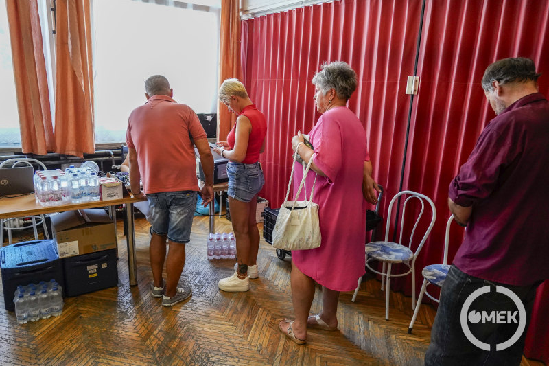 Sorban állnak az emberek az adatfelvételnél.