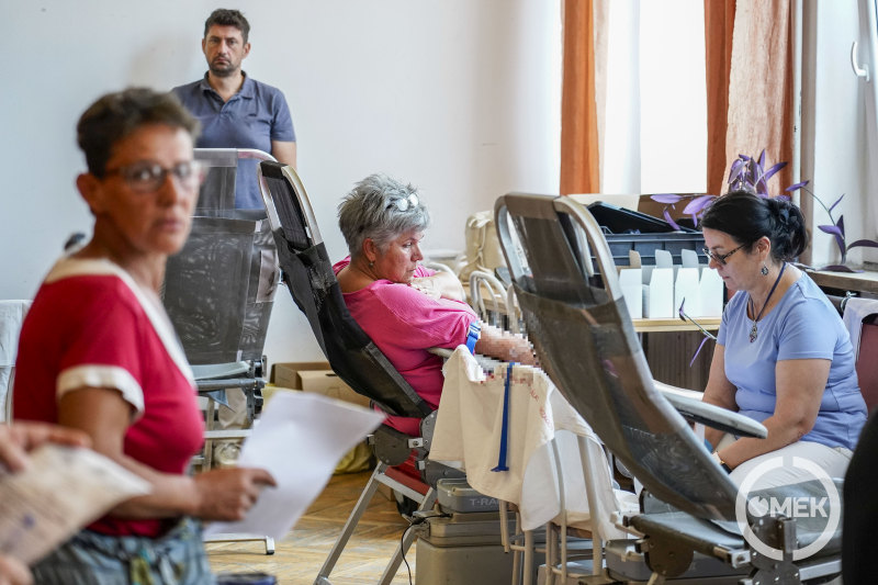 Vért adnak az emberek.