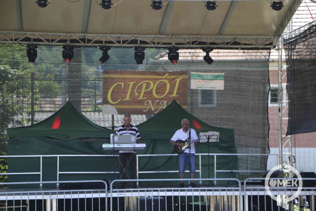 A Kék Sirály Együttes zenélt a színpadon az ebédhez.