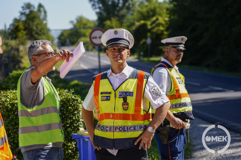 A Magyar Közút és az Ózdi Rendőrkapitányság munkatársa egyeztet.